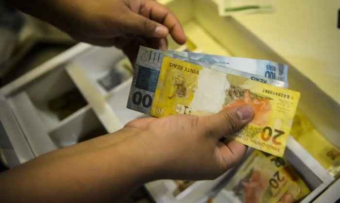Governo propõe salário mínimo de R$ 1.717 em 2027