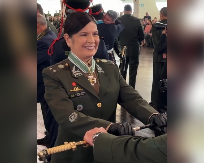 Pernambucana Cláudia Gusmão recebe espada e bastão de comando como primeira general mulher do Brasil