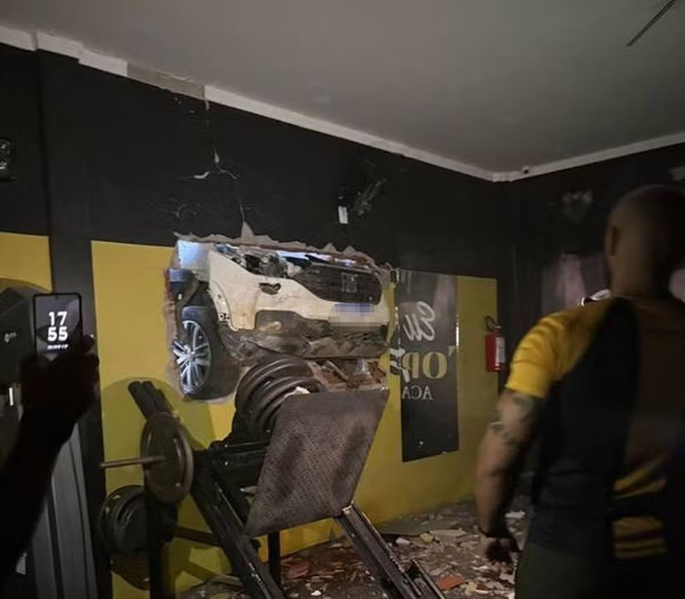 Vereadora de Dormentes (PE) perde controle de veículo e bate em muro de academia