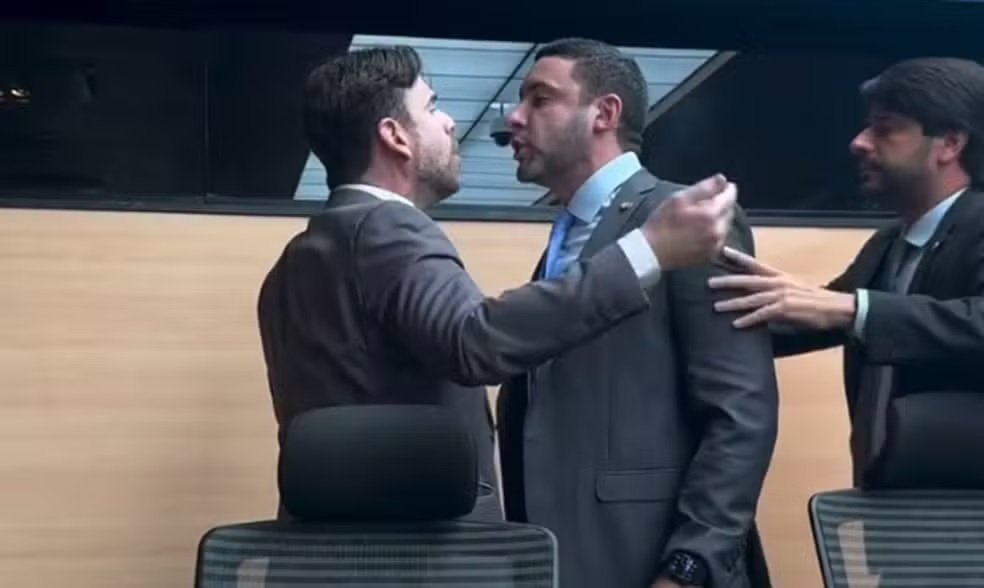 Vereador e deputado estadual têm discussão acalorada e sessão é interrompida na Câmara do Recife 