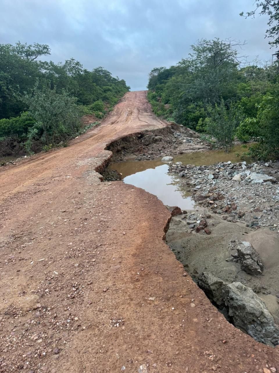Santa Maria da Boa Vista (PE): Açude transborda em Urimamã e destrói rede elétrica 