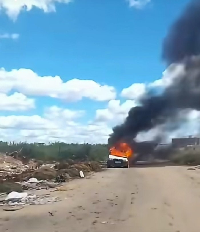 Tragédia: Idoso morre após carro em que estava pegar fogo em Petrolina (PE)