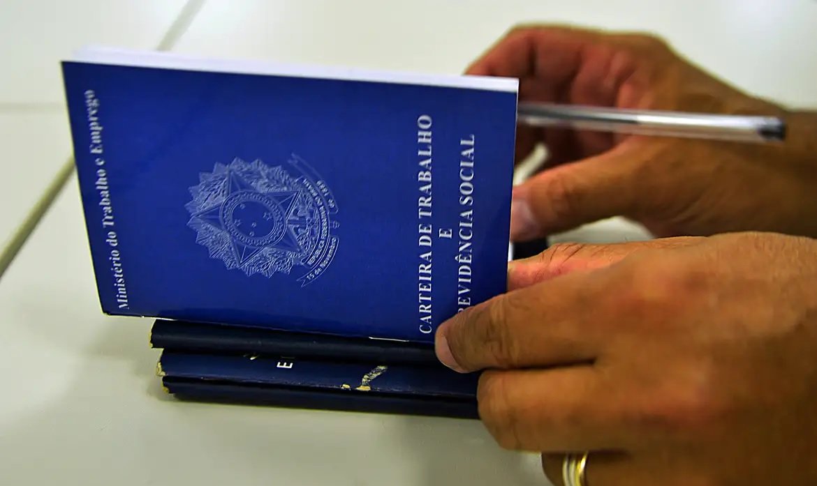 Brasileiro prefere emprego com carteira assinada, mostra pesquisa 