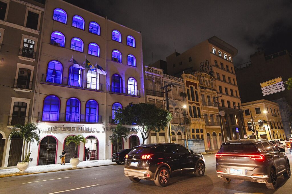 Fachada da sede do Ministério Público de Pernambuco, no Recife, à noite